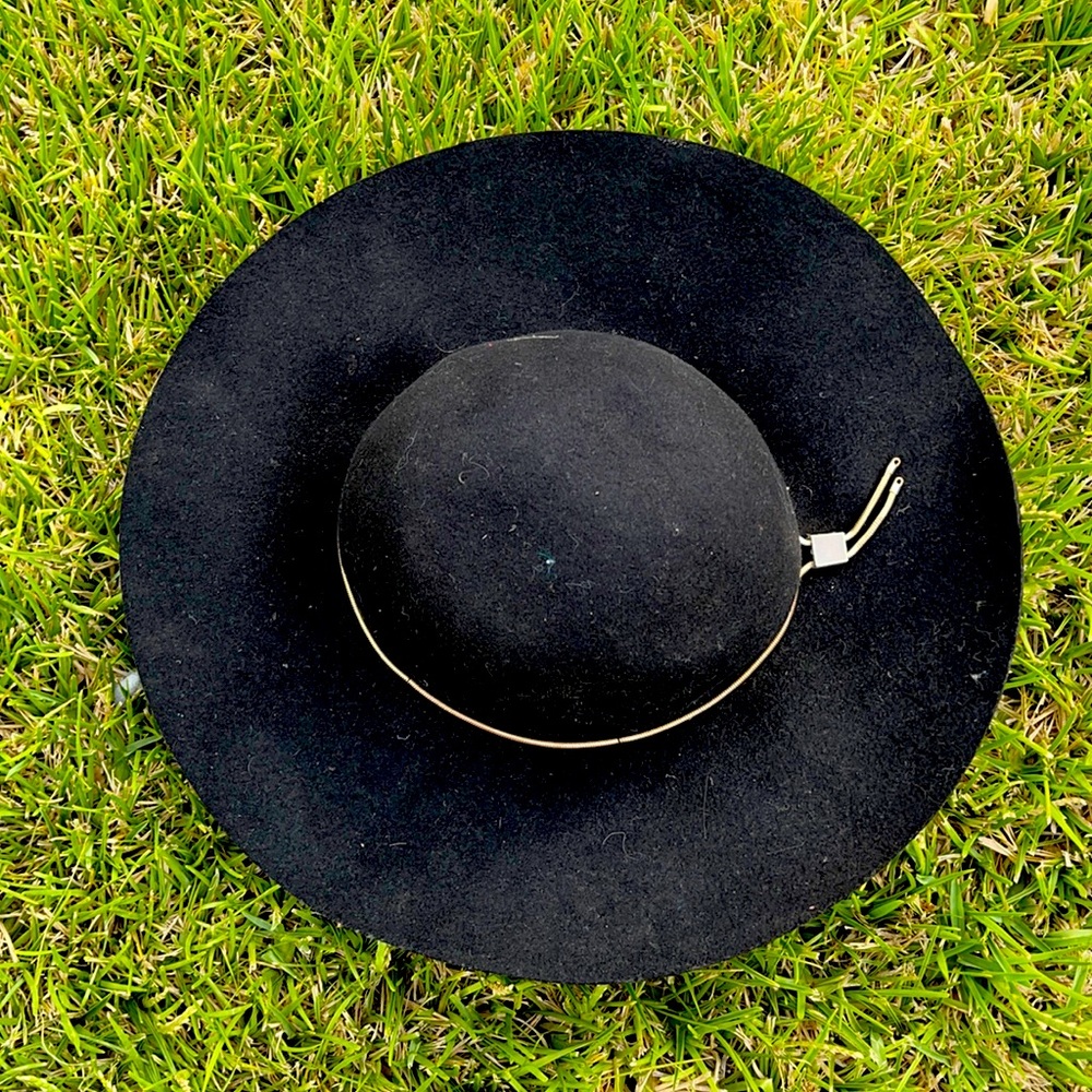 Black hat. Size M/L. 57.5 cm w/“gold” accent chain